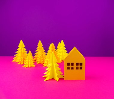 Noel ağacı ve ev sarı tekne kağıttan yapılmış. El sanatları. Mor ve pembe arka plan. Orman