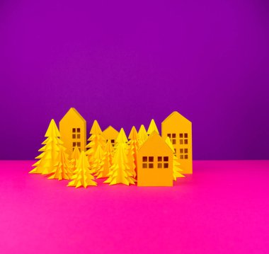 Noel ağacı ve ev sarı tekne kağıttan yapılmış. El sanatları. Mor ve pembe arka plan. Orman