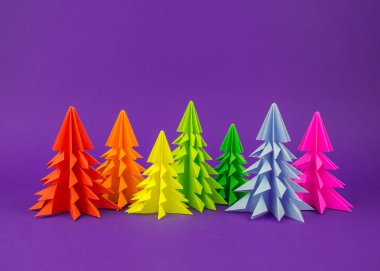 Noel ağacı gökkuşağı zanaat kağıttan yapılmış. El sanatları. Menekşe arka plan. Orman origami