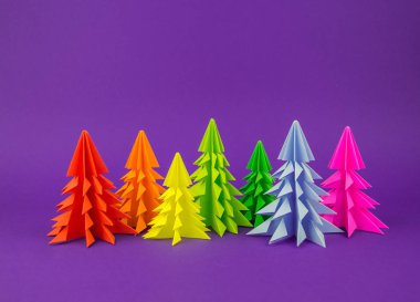 Noel ağacı gökkuşağı zanaat kağıttan yapılmış. El sanatları. Menekşe arka plan. Orman origami