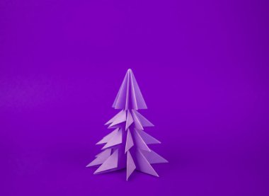 Noel ağacı mor zanaat kağıttan yapılmış. El sanatları. Menekşe arka plan. Orman origami