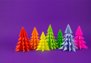 Noel ağacı gökkuşağı zanaat kağıttan yapılmış. El sanatları. Menekşe arka plan. Orman origami