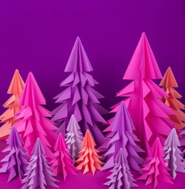 Noel ağacı pembe ve mor zanaat kağıttan yapılmış. El sanatları. Menekşe arka plan. Orman origami