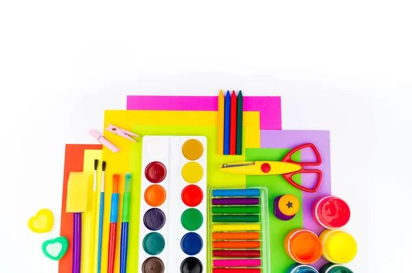 Acessórios Escola São Dispostos Forma Arco Íris Fundo Branco Feliz — Fotografia de Stock