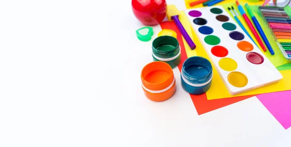 Acessórios Escola São Dispostos Forma Arco Íris Fundo Branco Feliz — Fotografia de Stock