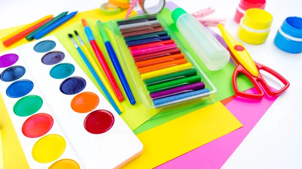 Okul aksesuarları bir gökkuşağı şeklinde yerleştirilir. Beyaz arka plan. Geri okul öğrenci için çok mutluyum. Sanat ve el sanatları çocuklar için. Gökkuşağı renkleri, alfabe harfler ve sayılar öğrenme çocuk.