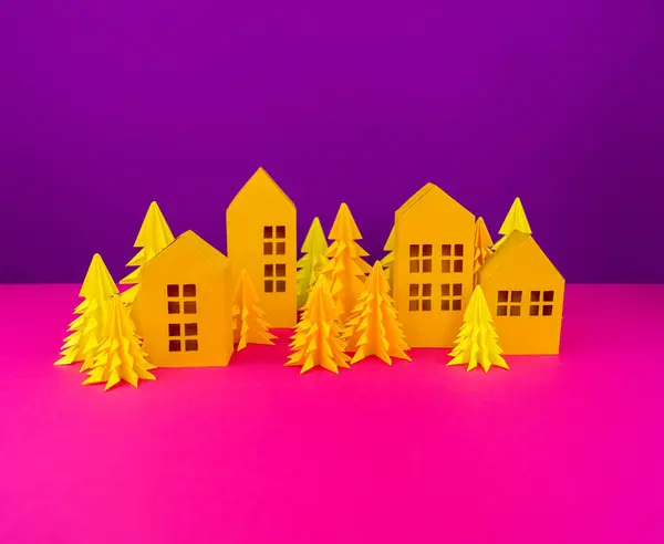 Ялинка Будинок Жовтого Ремесла Ремісництво Фіолетовий Рожевий Фон Лісовий — стокове фото