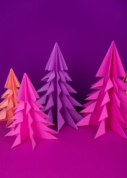 Kerstboom Gemaakt Van Roze Paarse Kraft Papier Handwerk Violette Achtergrond — Stockfoto