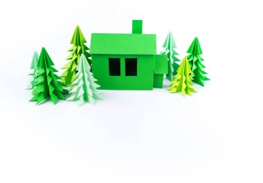 Yeşil ev evrak ayakta beyaz bir arka plan üzerinde. Kağıt tekne. Orman Noel ağacı. Çocuk el sanatları el yapımı.