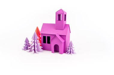 Mor ev kağıdımız yapıştırılmış menekşe ormanda duruyor. Beyaz arka plan. Çocuk el sanatları. Noel ağacı.