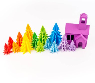 Gökkuşağı Noel orman ağaçları mor bir ev değer. Beyaz arka plan. Çocuk el sanatları.