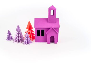 Mor ev kağıdımız yapıştırılmış menekşe ormanda duruyor. Beyaz arka plan. Çocuk el sanatları. Noel ağacı.