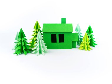 Yeşil ev evrak ayakta beyaz bir arka plan üzerinde. Kağıt tekne. Orman Noel ağacı. Çocuk el sanatları el yapımı.