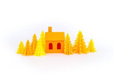 Sarı ev evrak ayakta beyaz bir arka plan üzerinde. Kağıt tekne. Orman Noel ağacı. Çocuk el sanatları el yapımı.