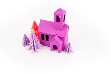 Mor ev kağıdımız yapıştırılmış menekşe ormanda duruyor. Beyaz arka plan. Çocuk el sanatları. Noel ağacı.