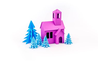 Mor ev kağıdımız yapıştırılmış menekşe ormanda duruyor. Beyaz arka plan. Çocuk el sanatları. Noel ağacı.