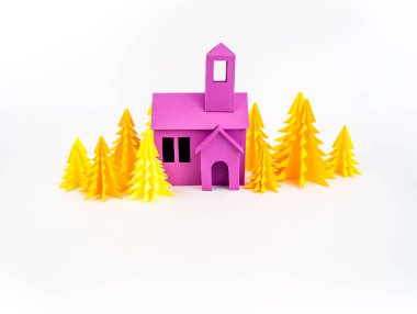 Mor ev kağıdımız yapıştırılmış sarı ormanda duruyor. Beyaz arka plan. Çocuk el sanatları. Noel ağacı.