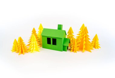 Kağıt bitti yapıştırılmış sera sarı ormanda duruyor. Beyaz arka plan. Çocuk el sanatları. Noel ağacı.