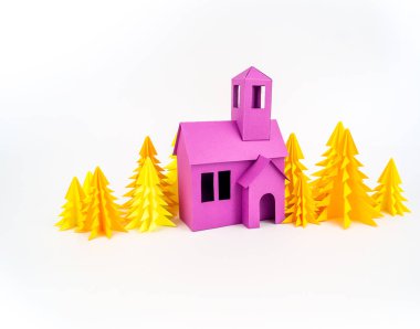 Mor ev kağıdımız yapıştırılmış sarı ormanda duruyor. Beyaz arka plan. Çocuk el sanatları. Noel ağacı.