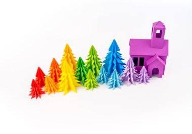 Gökkuşağı Noel orman ağaçları mor bir ev değer. Beyaz arka plan. Çocuk el sanatları.