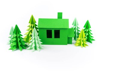 Yeşil ev evrak ayakta beyaz bir arka plan üzerinde. Kağıt tekne. Orman Noel ağacı. Çocuk el sanatları el yapımı.