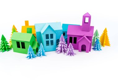 Kağıt bitti yapıştırılmış gökkuşağı house çok renkli ormanda duruyor. Beyaz arka plan. Çocuk el sanatları. Noel ağacı.