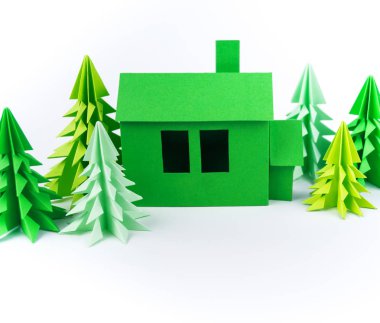 Yeşil ev evrak ayakta beyaz bir arka plan üzerinde. Kağıt tekne. Orman Noel ağacı. Çocuk el sanatları el yapımı.