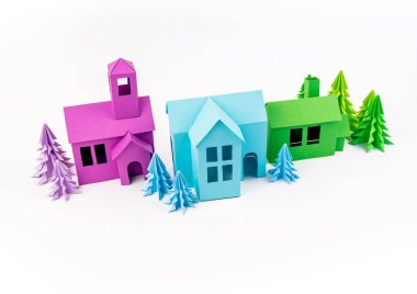 Kağıt bitti yapıştırılmış mor ve mavi sera menekşe ormanda duruyor. Beyaz arka plan. Çocuk el sanatları. Noel ağacı.