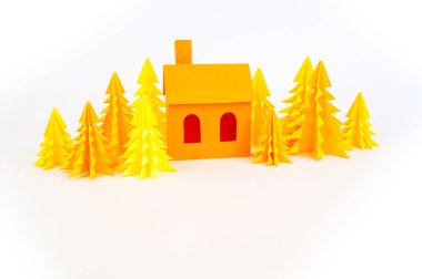 Sarı ev evrak ayakta beyaz bir arka plan üzerinde. Kağıt tekne. Orman Noel ağacı. Çocuk el sanatları el yapımı.