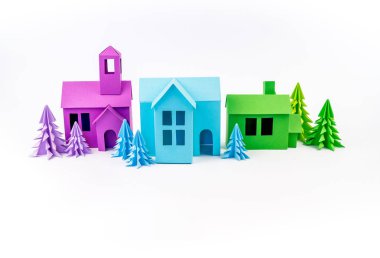 Kağıt bitti yapıştırılmış mor ve mavi sera menekşe ormanda duruyor. Beyaz arka plan. Çocuk el sanatları. Noel ağacı.