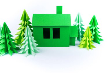 Yeşil ev evrak ayakta beyaz bir arka plan üzerinde. Kağıt tekne. Orman Noel ağacı. Çocuk el sanatları el yapımı.