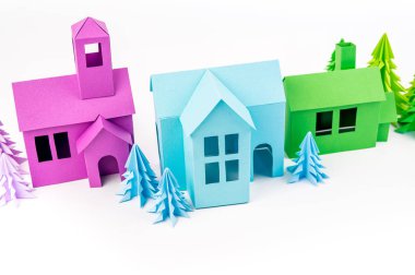 Kağıt bitti yapıştırılmış mor ve mavi sera menekşe ormanda duruyor. Beyaz arka plan. Çocuk el sanatları. Noel ağacı.