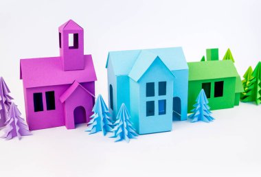 Kağıt bitti yapıştırılmış mor ve mavi sera menekşe ormanda duruyor. Beyaz arka plan. Çocuk el sanatları. Noel ağacı.