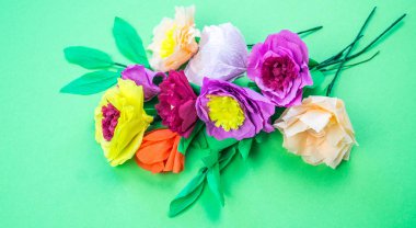 Kapkacak ve aletleri krep kağıt çiçekler üzerinde yeşil arka plan yapmak için. Cosmos çiçek buketi