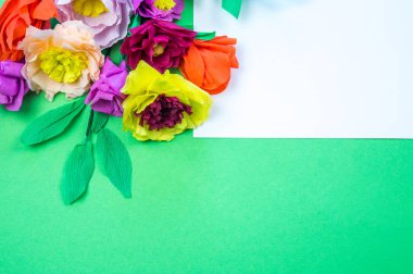 Kapkacak ve aletleri krep kağıt çiçekler üzerinde yeşil arka plan yapmak için. Cosmos çiçek buketi