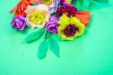 Kapkacak ve aletleri krep kağıt çiçekler üzerinde yeşil arka plan yapmak için. Cosmos çiçek buketi