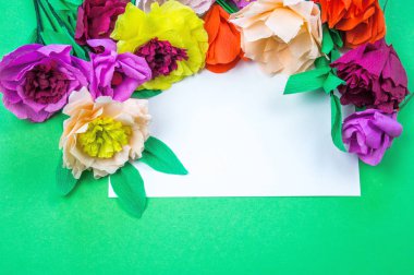 Kapkacak ve aletleri krep kağıt çiçekler üzerinde yeşil arka plan yapmak için. Cosmos çiçek buketi