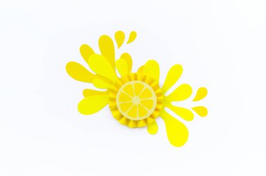 Kağıt beyaz zemin üzerine sarı limon sıçraması ile yapılmış. Meyve smoothies vejetaryen. Yaratıcılık ile çocuk işçiliği. Dilim