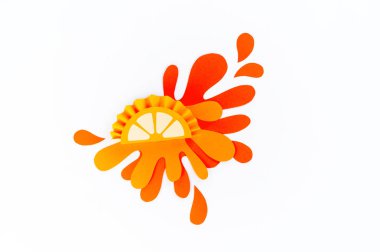 Sprinkles portakallı kağıttan yapılmış. Beyaz arka plan. Meyve smoothies vejetaryen vardır. Yaratıcılık çocuklarla oluşturma. Dilim