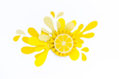 Kağıt beyaz zemin üzerine sarı limon sıçraması ile yapılmış. Meyve smoothies vejetaryen. Yaratıcılık ile çocuk işçiliği. Dilim