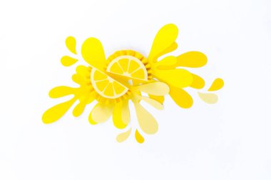 Kağıt beyaz zemin üzerine sarı limon sıçraması ile yapılmış. Meyve smoothies vejetaryen. Yaratıcılık ile çocuk işçiliği. Dilim