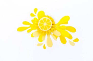 Kağıt beyaz zemin üzerine sarı limon sıçraması ile yapılmış. Meyve smoothies vejetaryen. Yaratıcılık ile çocuk işçiliği. Dilim