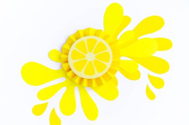 Kağıt beyaz zemin üzerine sarı limon sıçraması ile yapılmış. Meyve smoothies vejetaryen. Yaratıcılık ile çocuk işçiliği. Dilim