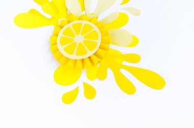 Kağıt beyaz zemin üzerine sarı limon sıçraması ile yapılmış. Meyve smoothies vejetaryen. Yaratıcılık ile çocuk işçiliği. Dilim