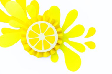 Kağıt beyaz zemin üzerine sarı limon sıçraması ile yapılmış. Meyve smoothies vejetaryen. Yaratıcılık ile çocuk işçiliği. Dilim