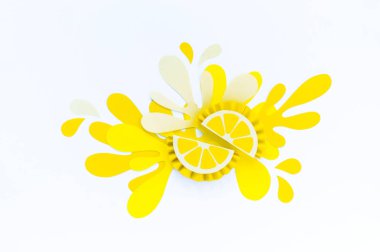 Kağıt beyaz zemin üzerine sarı limon sıçraması ile yapılmış. Meyve smoothies vejetaryen. Yaratıcılık ile çocuk işçiliği. Dilim