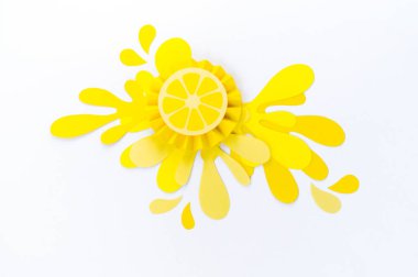 Kağıt beyaz zemin üzerine sarı limon sıçraması ile yapılmış. Meyve smoothies vejetaryen. Yaratıcılık ile çocuk işçiliği. Dilim