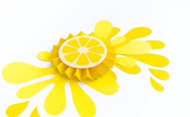 Kağıt beyaz zemin üzerine sarı limon sıçraması ile yapılmış. Meyve smoothies vejetaryen. Yaratıcılık ile çocuk işçiliği. Dilim