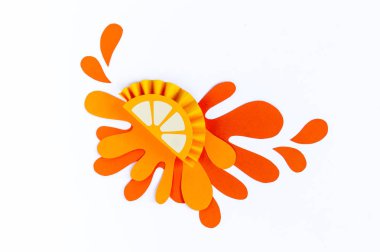 Sprinkles portakallı kağıttan yapılmış. Beyaz arka plan. Meyve smoothies vejetaryen vardır. Yaratıcılık çocuklarla oluşturma. Dilim