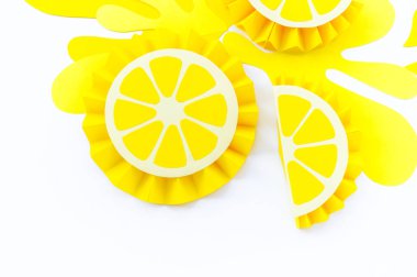 Kağıt beyaz zemin üzerine sarı limon sıçraması ile yapılmış. Meyve smoothies vejetaryen. Yaratıcılık ile çocuk işçiliği. Dilim